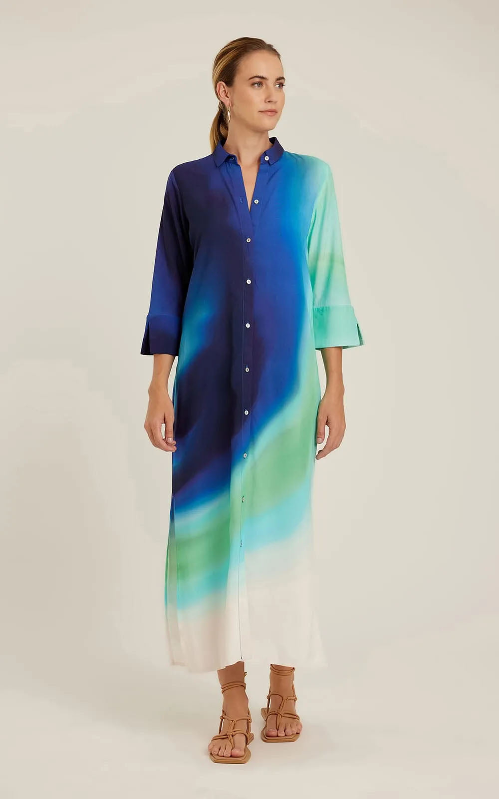 Robe chemise Agatha Lenny Niemeyer en viscose avec imprimé dégradé bleu, vert et blanc, boutonnage devant, manches 3/4 et longueur midi