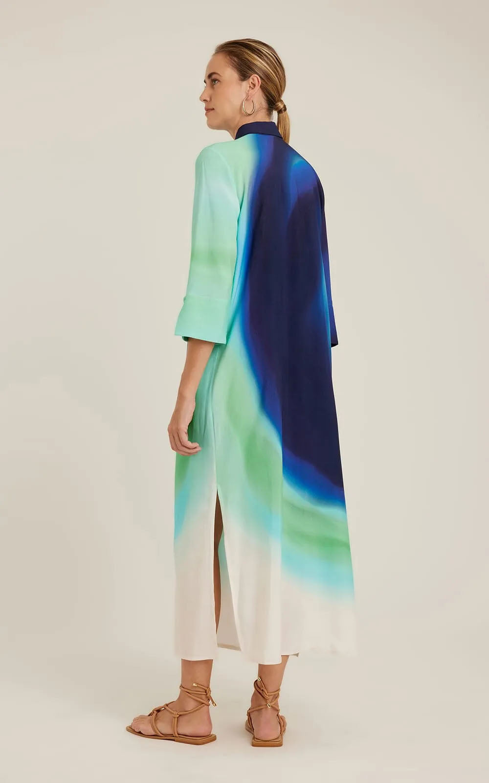 Robe chemise Agatha Lenny Niemeyer en viscose avec imprimé dégradé bleu, vert et blanc, boutonnage devant, manches 3/4 et longueur midi