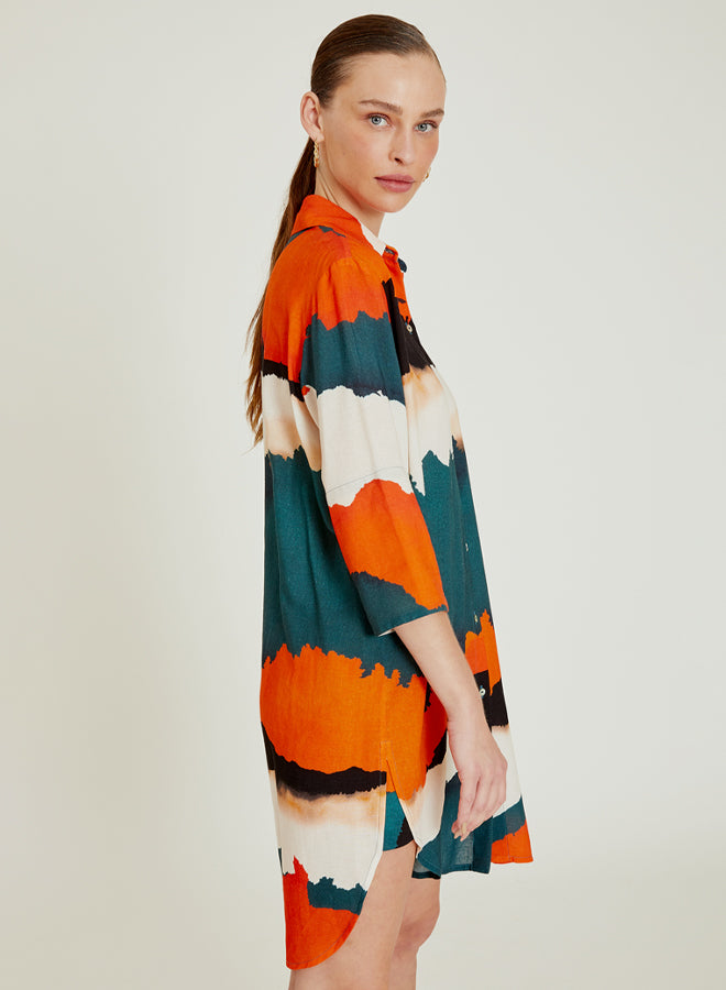 Robe chemise Horizon Lenny Niemeyer avec imprimé rayé orange, rouille et bleu pétrole, manches 3/4, boutonnage devant et longueur mi-cuisse
