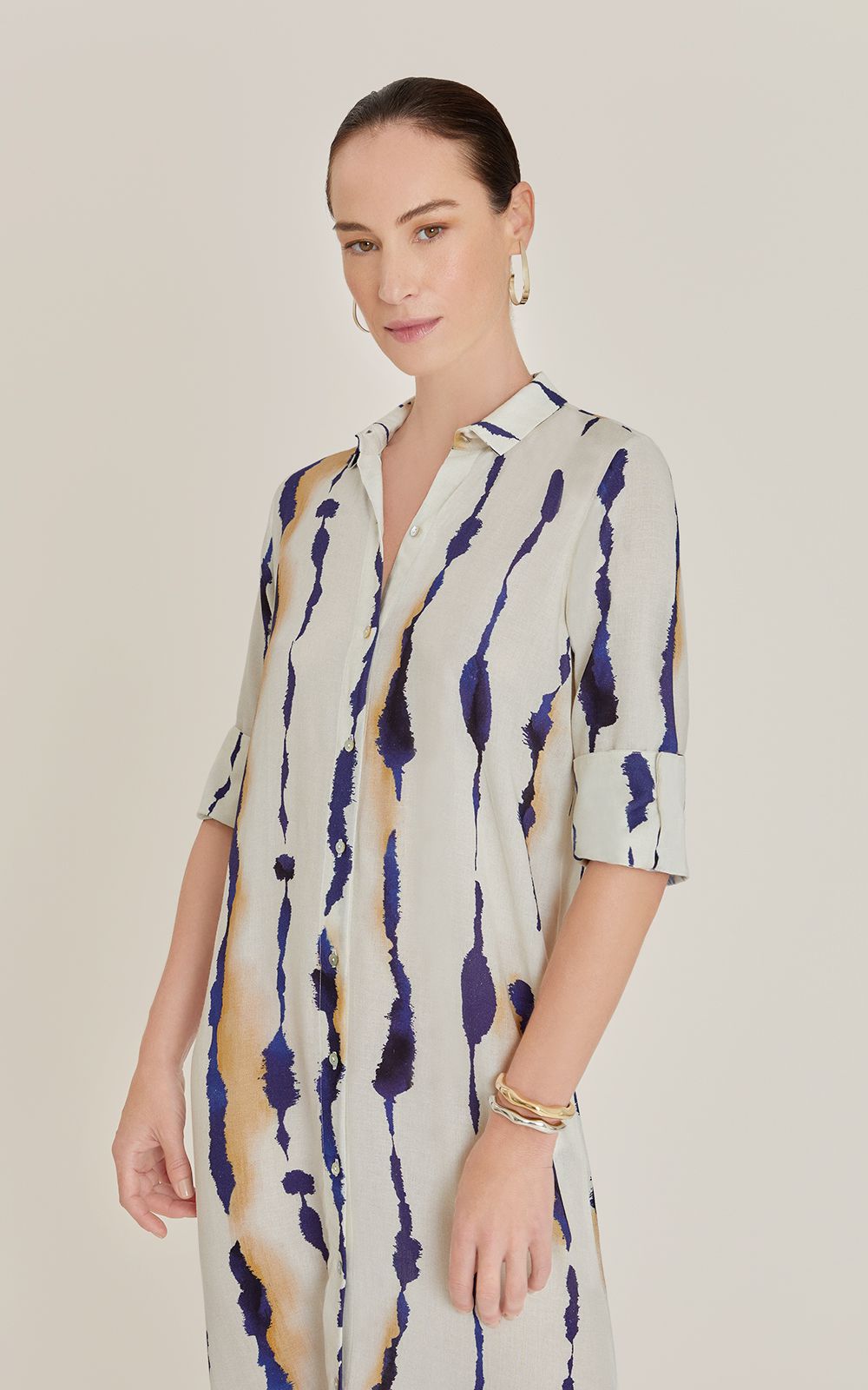 Robe chemisier midi Dune Lenny Niemeyer en viscose et lin avec imprimé marine sur fond blanc cassé, manches 3/4 et fentes latérales