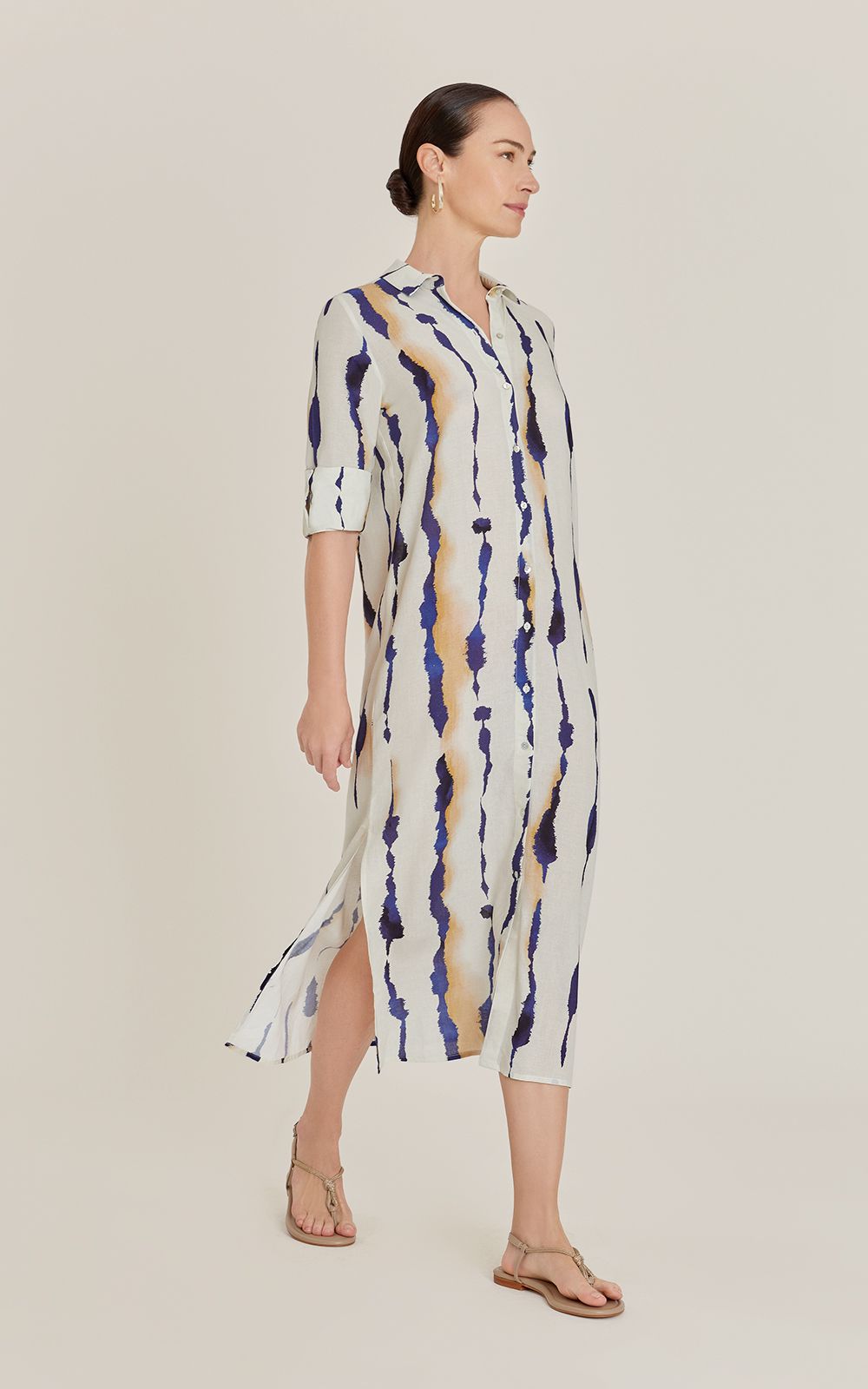 Robe chemisier midi Dune Lenny Niemeyer en viscose et lin avec imprimé marine sur fond blanc cassé, manches 3/4 et fentes latérales