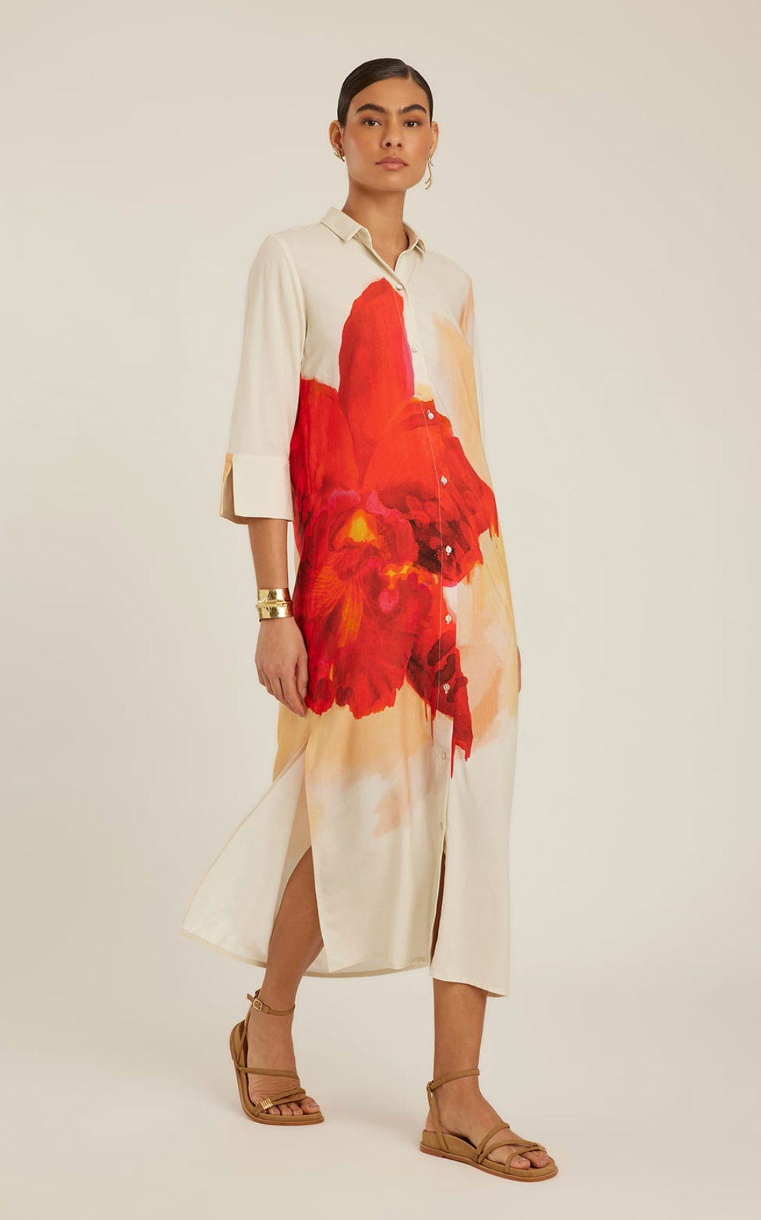 Robe chemisier midi Flora Lenny Niemeyer en viscose avec imprimé floral aquarelle rouge et cayenne, boutonnage sur le devant et manches 3/4.