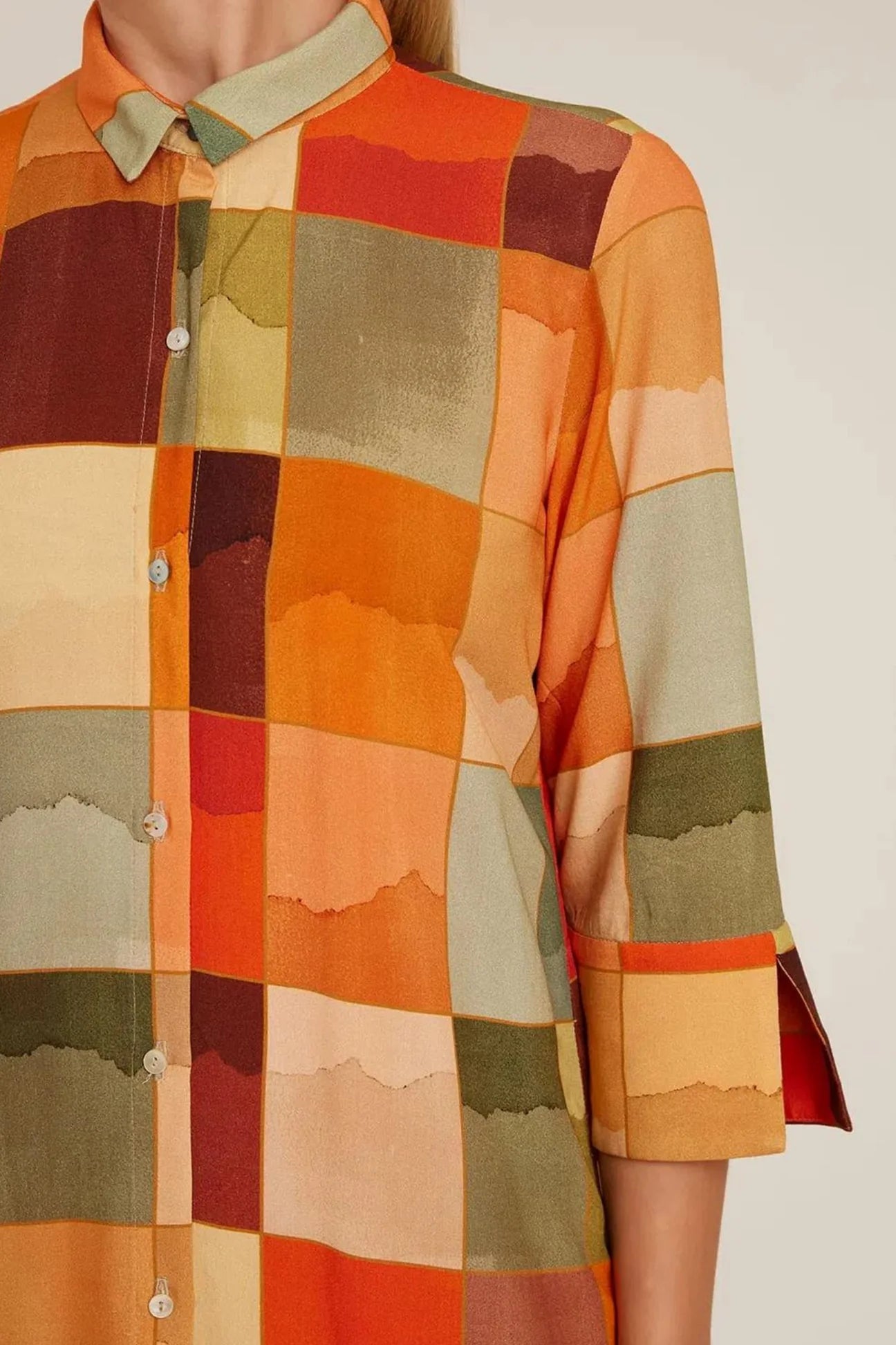 Robe chemisier midi Mosaico Lenny Niemeyer en viscose avec imprimé aquarelle orange et vert, boutonnage sur le devant et manches 3/4