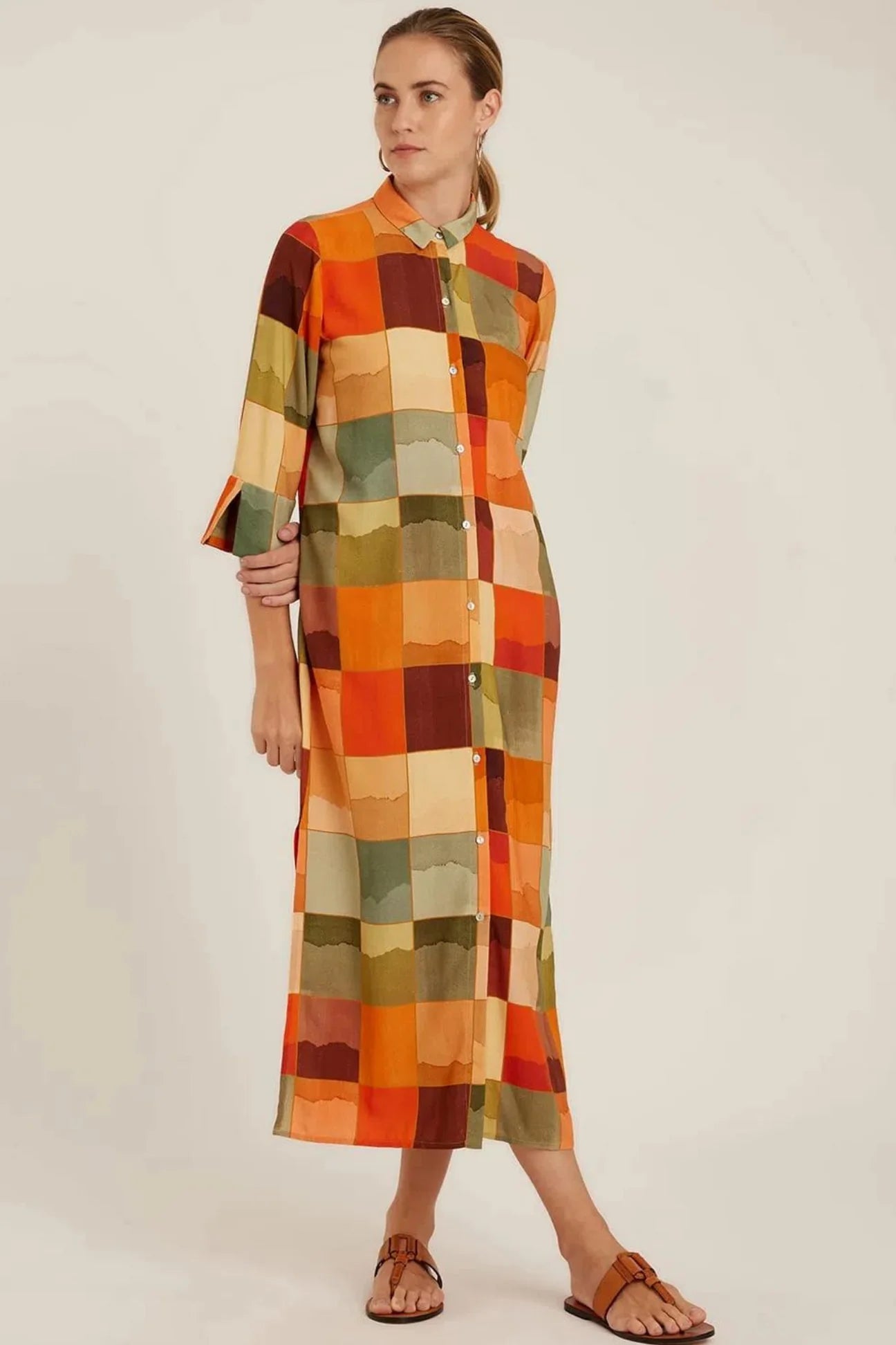 Robe chemisier midi Mosaico Lenny Niemeyer en viscose avec imprimé aquarelle orange et vert, boutonnage sur le devant et manches 3/4