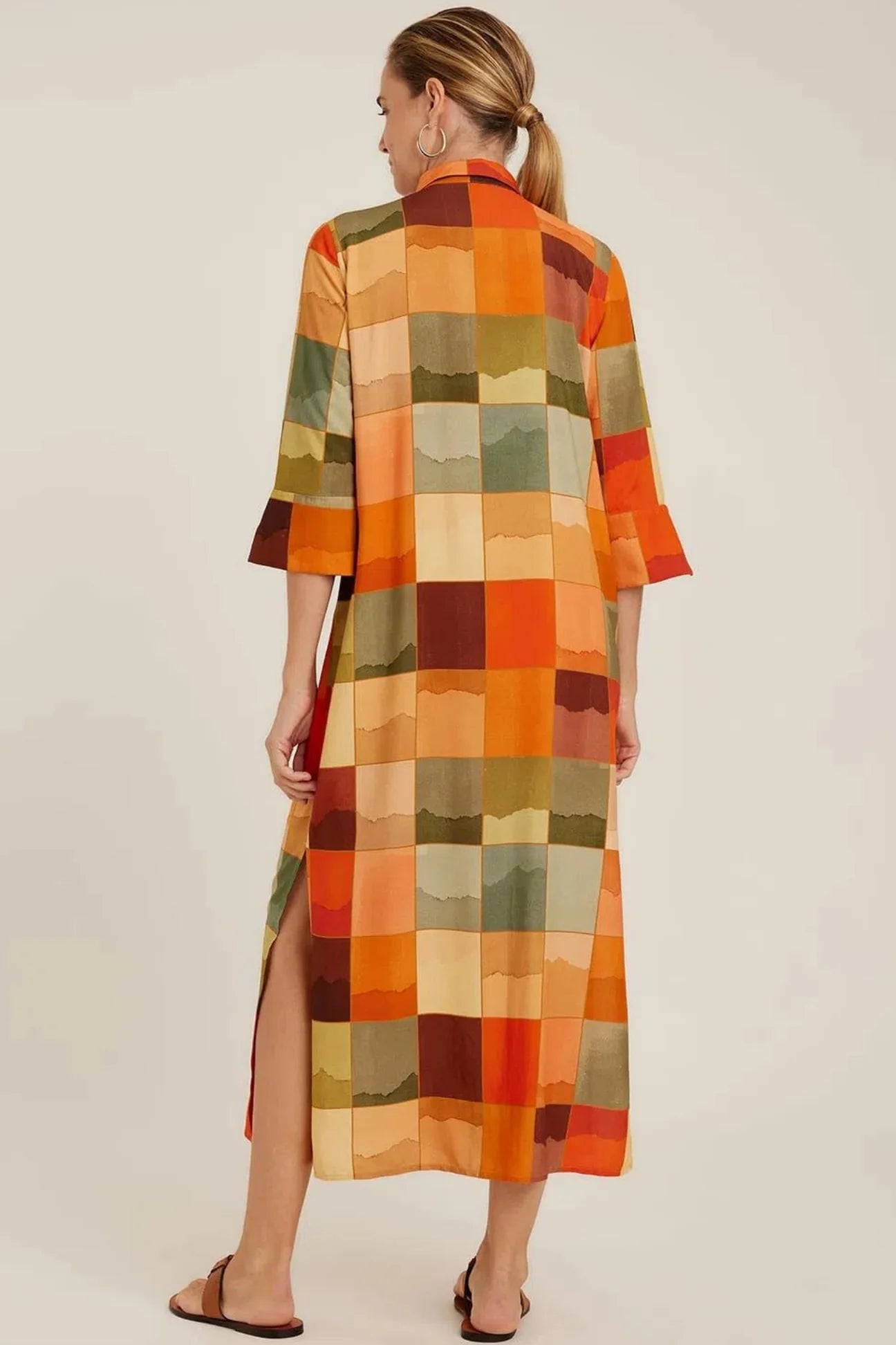 Robe chemisier midi Mosaico Lenny Niemeyer en viscose avec imprimé aquarelle orange et vert, boutonnage sur le devant et manches 3/4