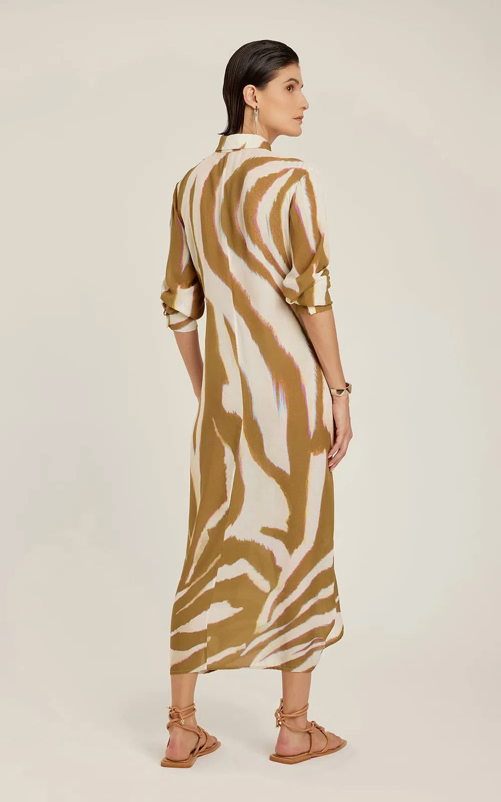 Robe chemisier Oryx Lenny Niemeyer en viscose voile avec imprimé animalier beige et brun, coupe midi et détail noué façon paréo