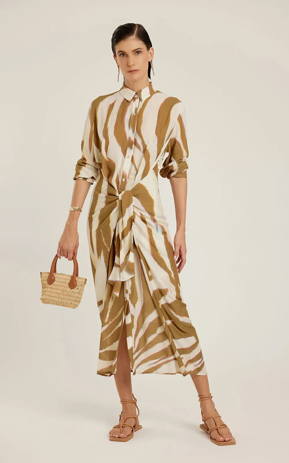 Robe chemisier Oryx Lenny Niemeyer en viscose voile avec imprimé animalier beige et brun, coupe midi et détail noué façon paréo