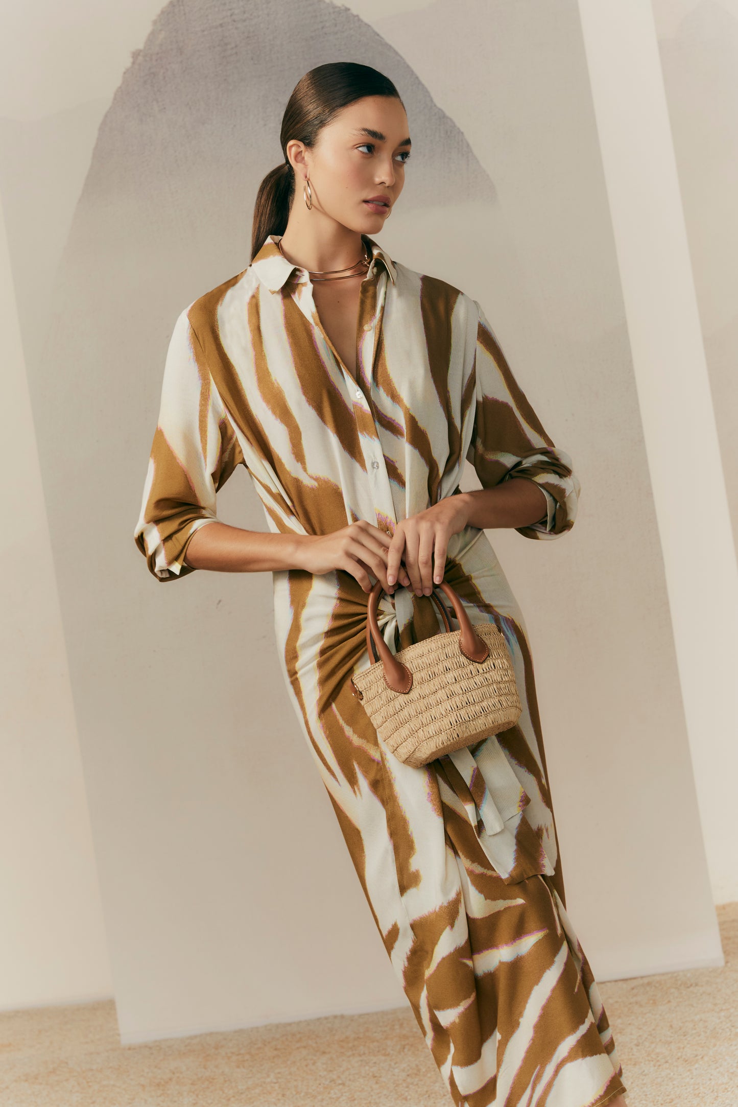 Robe chemisier Oryx Lenny Niemeyer en viscose voile avec imprimé animalier beige et brun, coupe midi et détail noué façon paréo