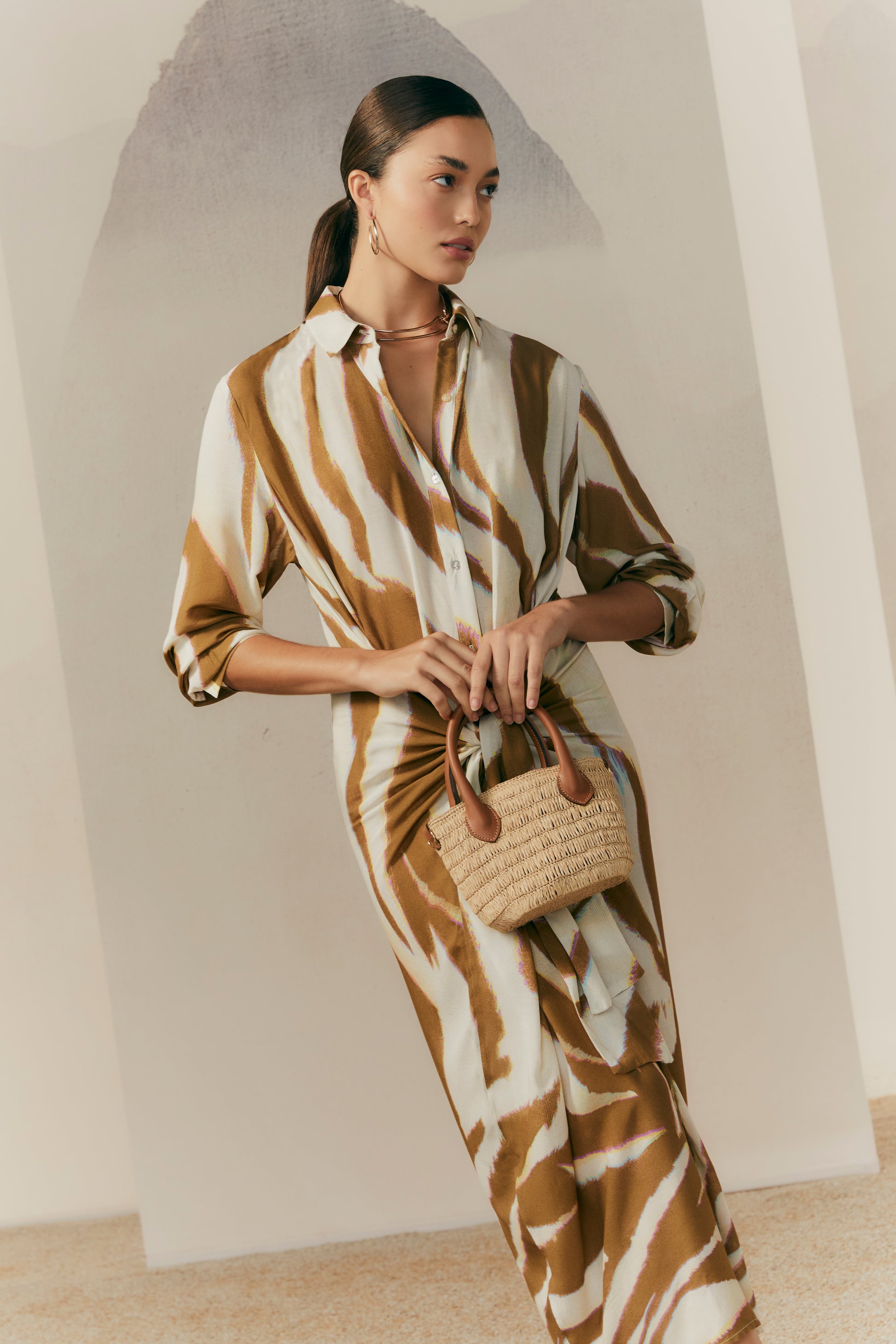 Robe chemisier Oryx Lenny Niemeyer en viscose voile avec imprimé animalier beige et brun, coupe midi et détail noué façon paréo