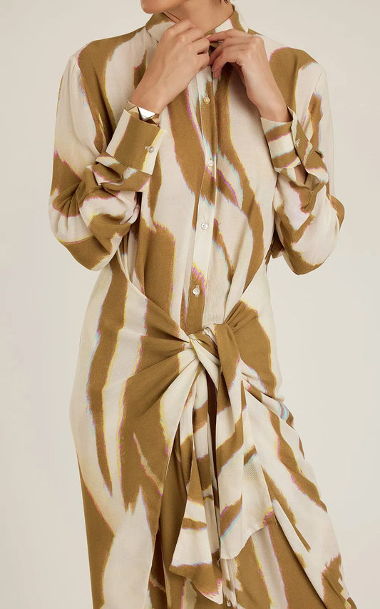 Robe chemisier Oryx Lenny Niemeyer en viscose voile avec imprimé animalier beige et brun, coupe midi et détail noué façon paréo