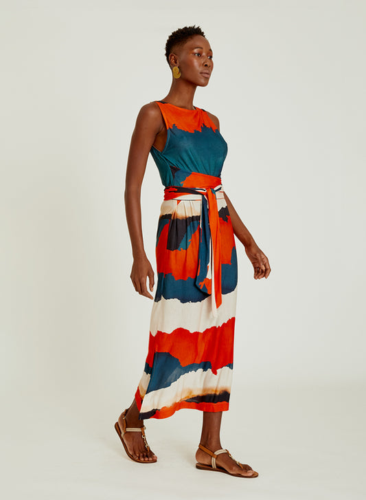 Robe Horizon Lenny Niemeyer sans manches avec imprimé rayé orange, rouille et bleu pétrole, coupe droite et liens à nouer à la taille