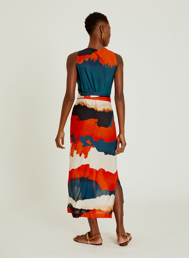 Robe Horizon Lenny Niemeyer sans manches avec imprimé rayé orange, rouille et bleu pétrole, coupe droite et liens à nouer à la taille