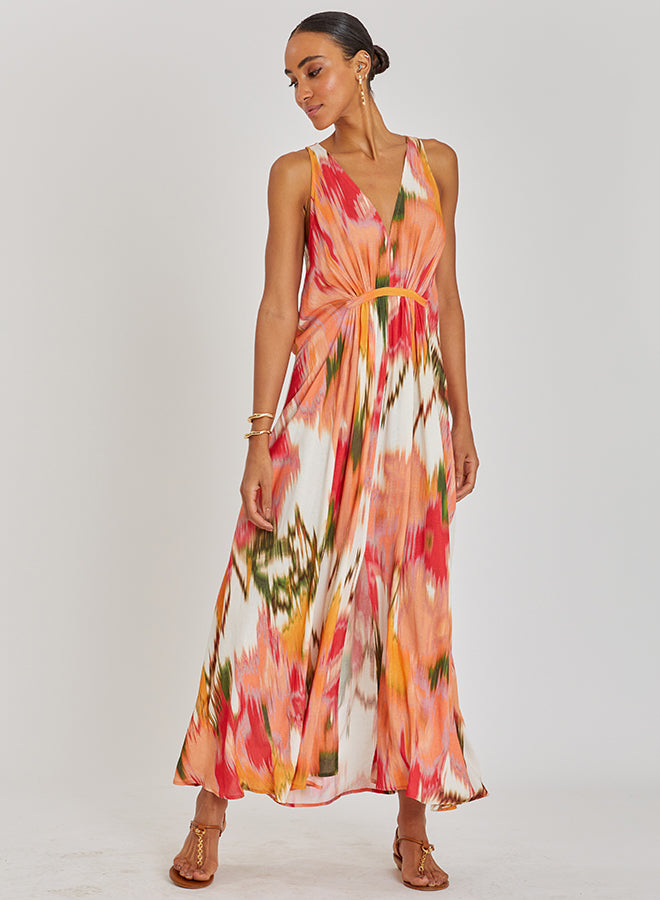 Longue robe Aral Lenny Niemeyer avec imprimé Ikat rose et jaune, encolure en V profonde, froufrous devant et coupe fluide.
