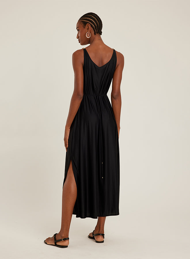 Robe noire Lenny Niemeyer avec bretelles à chaîne dorée, coupe fluide et fentes latérales, style élégant et minimaliste