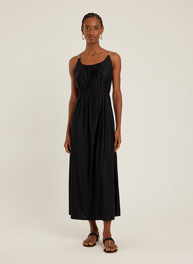 Robe noire Lenny Niemeyer avec bretelles à chaîne dorée, coupe fluide et fentes latérales, style élégant et minimaliste