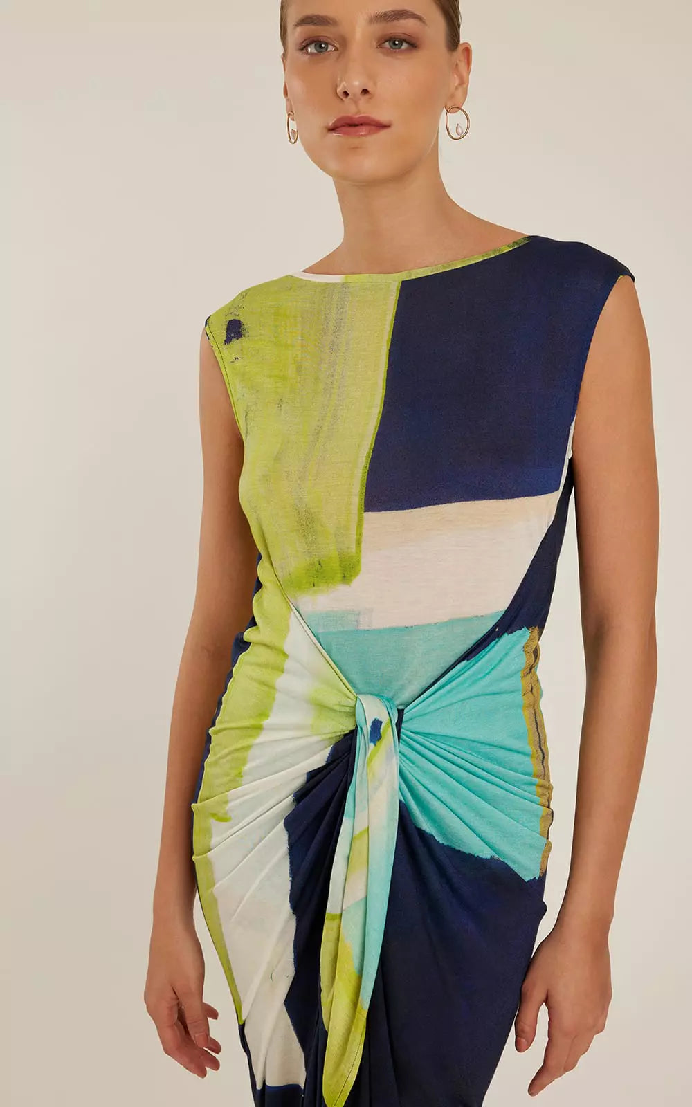 Robe paréo bleue Lenny Niemeyer en maille avec imprimé graphique bleu, aqua et vert, détail noué drapé sur le devant et coupe midi ajustée