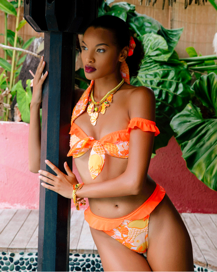 Haut de bikini Shandra Tuttifrutti WI-PARIS bandeau à volants avec nœud central effet push-up et imprimé tropical coloré.