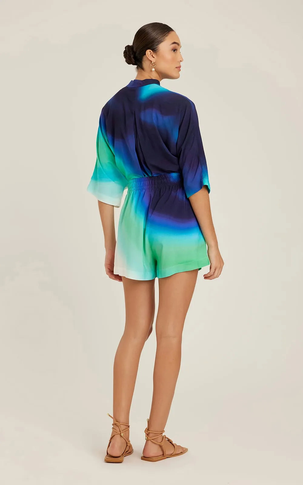 Short Agatha Lenny Niemeyer en viscose avec imprimé dégradé bleu, vert et blanc, taille élastique et coupe fluide confortable