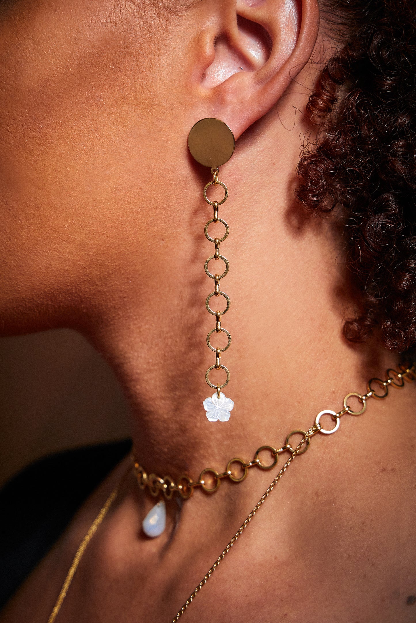 Mother-of-pearl flower wip dangling earrings