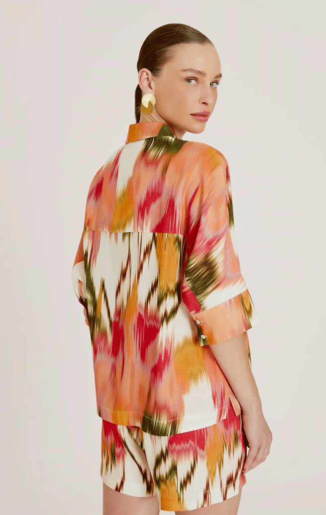 Chemisier Aral Lenny Niemeyer en coton et viscose avec imprimé multicolore, coupe ample, manches 3/4 et rabat au dos.