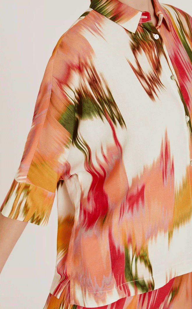 Chemisier Aral Lenny Niemeyer en coton et viscose avec imprimé multicolore, coupe ample, manches 3/4 et rabat au dos.