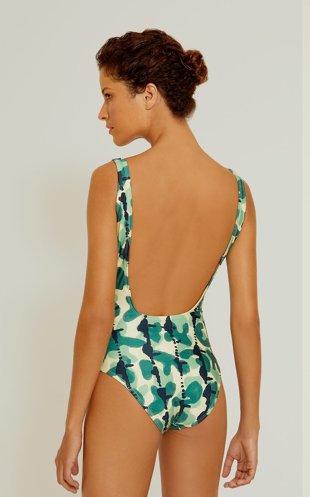 Maillot de bain 1 pièce Ganges Lenny Niemeyer avec imprimé camouflage aquarelle vert et bleu, dos ouvert en U et larges bretelles.