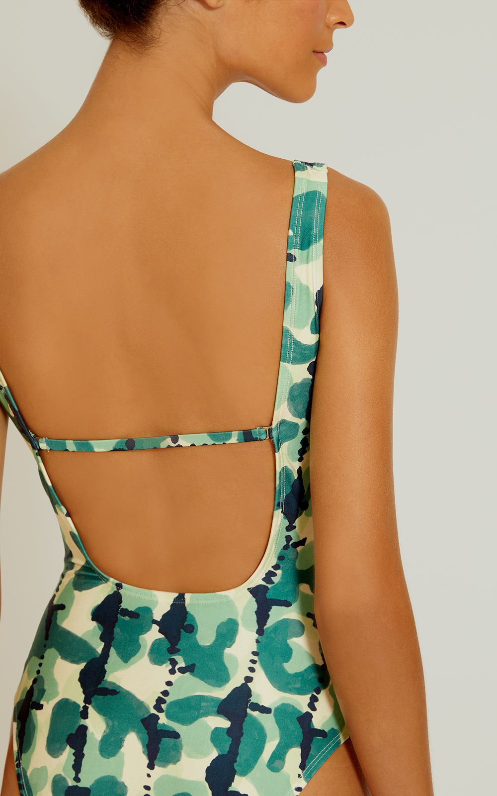 Maillot de bain 1 pièce Ganges Lenny Niemeyer avec imprimé camouflage aquarelle vert et bleu, dos ouvert en U et larges bretelles.