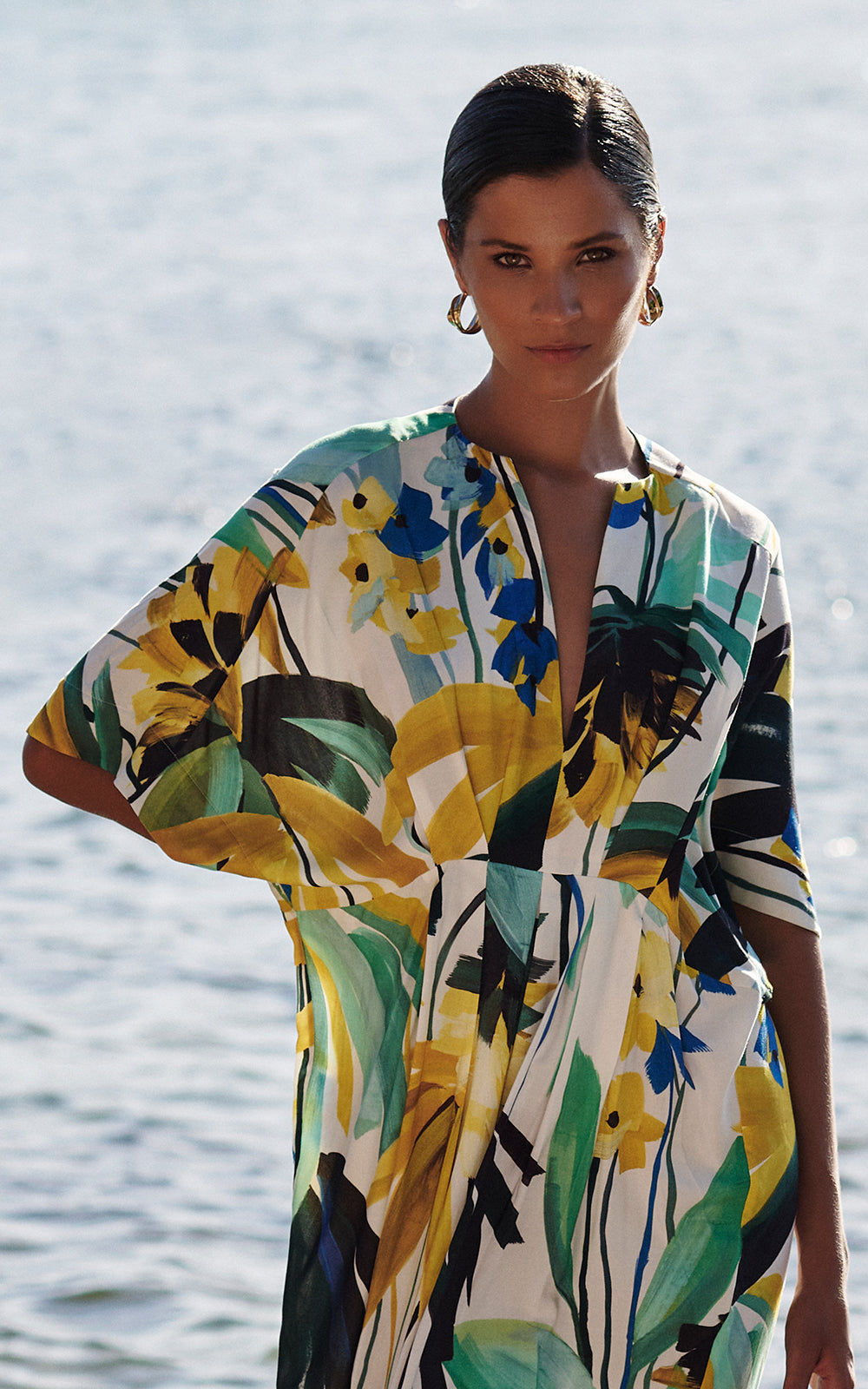 Robe kimono Giardino Lenny Niemeyer en viscose avec imprimé floral bleu vert jaune, col V et coupe fluide longueur genou.