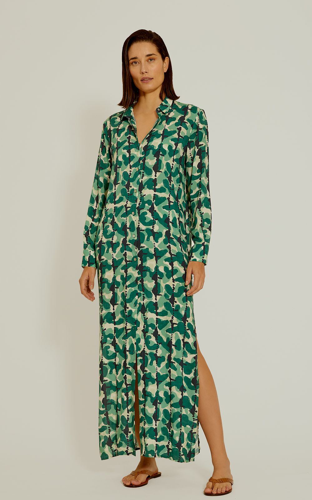 Robe longue chemise Ganges Lenny Niemeyer en voile de viscose avec imprimé camouflage aquarelle vert militaire et bleu marine.