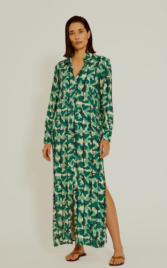 Robe longue chemise Ganges Lenny Niemeyer en voile de viscose avec imprimé camouflage aquarelle vert militaire et bleu marine.