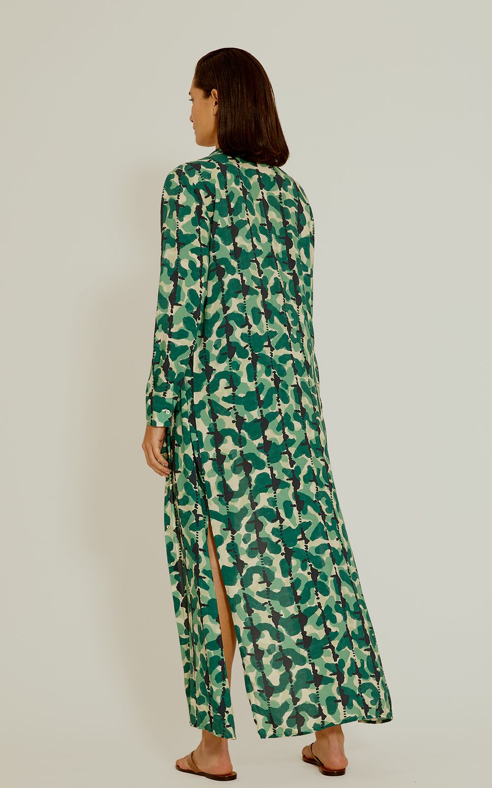 Robe longue chemise Ganges Lenny Niemeyer en voile de viscose avec imprimé camouflage aquarelle vert militaire et bleu marine.